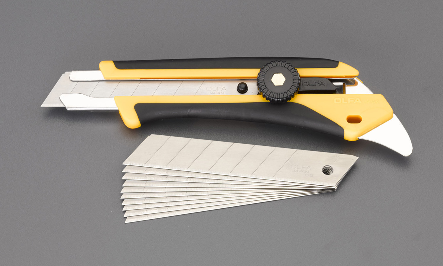 カッターナイフ(替刃10枚付セット)