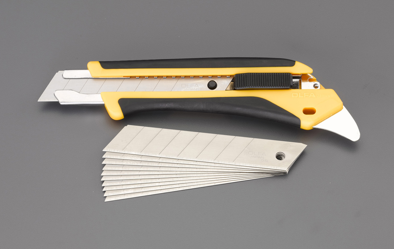 カッターナイフ(替刃10枚付セット)